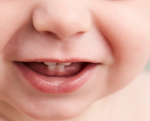 Baby mit ersten Zähnen